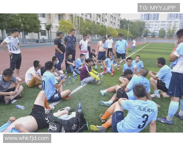 足球明星聚首合影展现男人魅力与团队精神的精彩瞬间