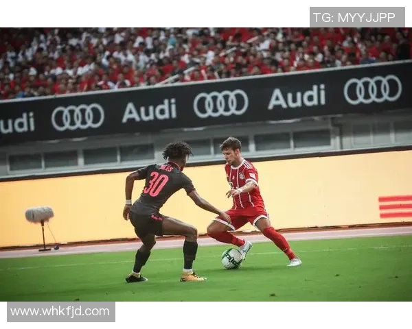 国外足球明星街头踢球引发热潮球迷纷纷围观共同感受足球魅力