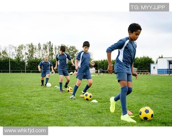 足球明星运球高清图片展示展现球场魅力与技巧的精彩瞬间